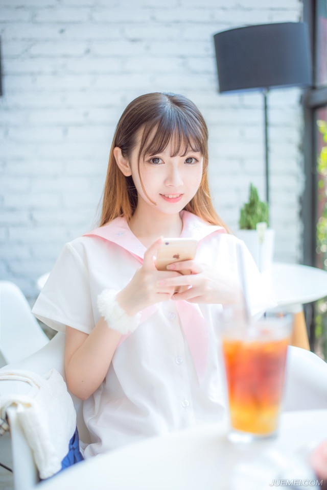 原本庞统此来，是想看看刘璝有无可能拉拢，毕竟作为这次计划的一个关键点，若能说服他来倒戈，自然再好不过，不过如今看来，刘璝虽然靠着关中行商发家，但显然将吕布当成了人傻钱多的那种，既然如此，这支军队就不能再让刘璝来管了，刘璝最重要的作用，是激起军怨，翻了张任这个死忠派的摊子，这一点，他做的很好，如今既然不愿意合作，那也可以功成身退了。